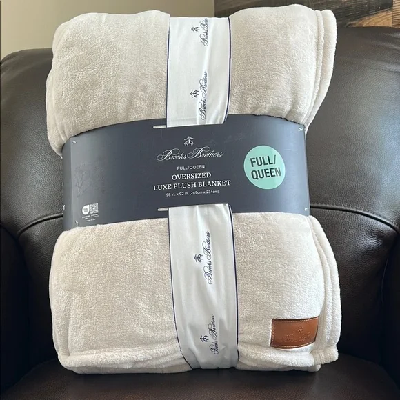 Brooks Brothers Oversized Plush Blanket in Cream - Picture 3 of 7